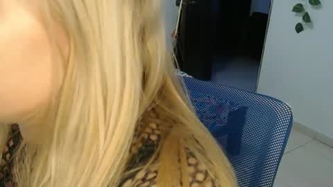 Snapshot of elza_blonde chatting on 02-14-25, 09:43 E L Z A online show from 02-14-25, 09:43