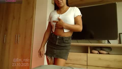 Emilia  online show from 10-23-25, 08:51