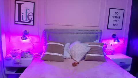 Snapshot of emelie_ch_ chatting on 01-12-25, 11:28 Emily  online show from 01-12-25, 11:28