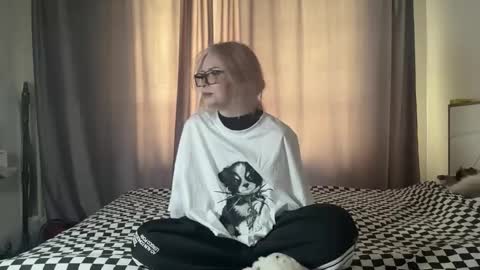 Snapshot of emelymclane chatting on 05-26-26, 12:23 Elisabeth online show from 05-26-26, 12:23