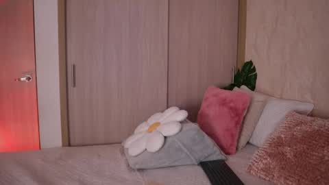 Snapshot of emiily_bell chatting on 05-15-26, 03:41 online show from 05-15-26, 03:41