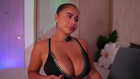 Snapshot of emiily_bell chatting on 05-20-26, 07:53 online show from 05-20-26, 07:53