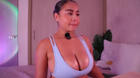 Snapshot of emiily_bell chatting on 07-15-26, 11:32 online show from 07-15-26, 11:32