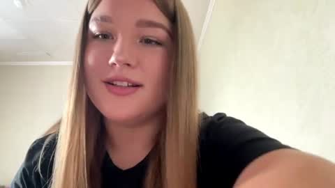 Snapshot of emileeswint chatting on 07-28-26, 09:15 Milena online show from 07-28-26, 09:15