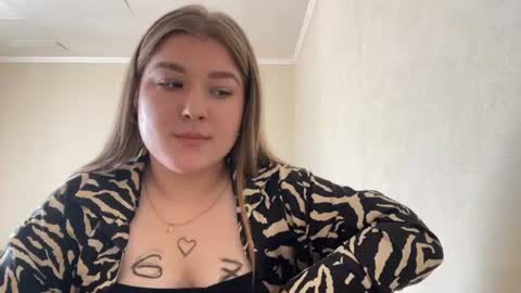 Snapshot of emileeswint chatting on 07-28-26, 12:48 Milena online show from 07-28-26, 12:48