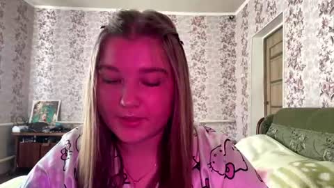 Snapshot of emileeswint chatting on 07-29-26, 07:17 Milena online show from 07-29-26, 07:17