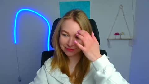 Emilia online show from 04-11-26, 05:34