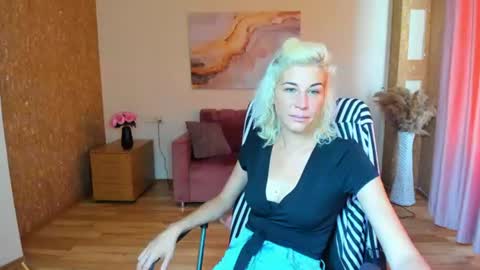 Snapshot of emilia_wils chatting on 07-26-26, 07:15 Emilia Wills online show from 07-26-26, 07:15