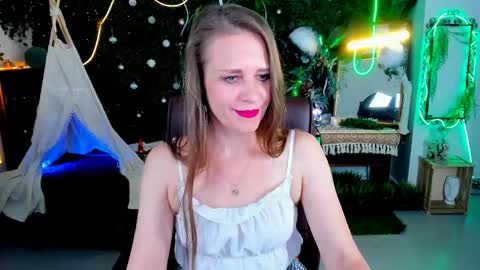 Snapshot of emiliabedy chatting on 05-13-26, 09:17 Emilia Bedy online show from 05-13-26, 09:17