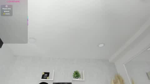 Snapshot of emiliarose_ chatting on 04-27-26, 09:24 EmiliaRose online show from 04-27-26, 09:24