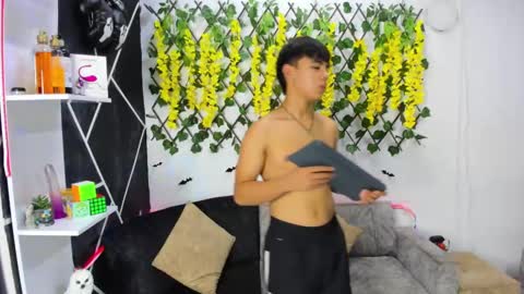 Snapshot of emilicollinss chatting on 12-04-24, 05:27 EMILI AND GIN online show from 12-04-24, 05:27