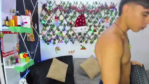 Snapshot of emilicollinss chatting on 12-12-24, 05:31 EMILI AND GIN online show from 12-12-24, 05:31