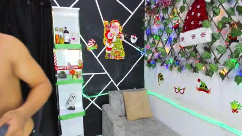 Snapshot of emilicollinss chatting on 12-20-24, 07:33 EMILI AND GIN online show from 12-20-24, 07:33