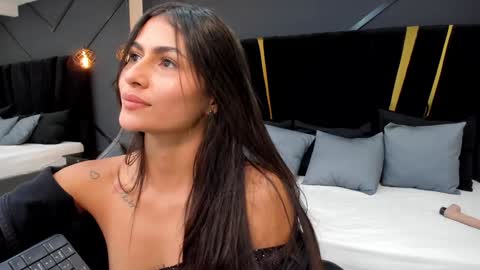 Snapshot of emiliee_xx chatting on 01-16-25, 08:03 Emillie online show from 01-16-25, 08:03
