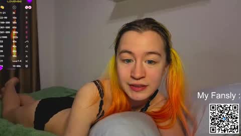 Snapshot of emilly_20 chatting on 05-29-26, 09:57 Emily online show from 05-29-26, 09:57
