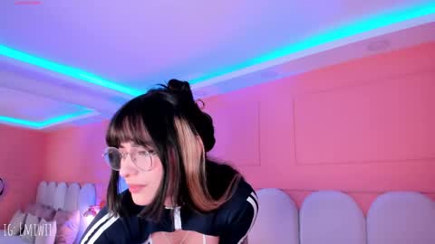 Snapshot of emilly_williamss chatting on 05-15-26, 05:42 Emilly online show from 05-15-26, 05:42