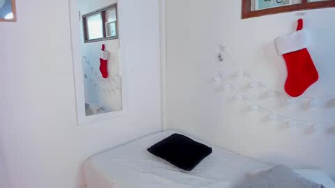 Snapshot of emillygonzalez chatting on 12-06-24, 04:36 . . online show from 12-06-24, 04:36