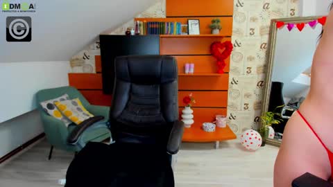 Snapshot of emillytaylor chatting on 02-14-25, 10:59 EmillyTaylor online show from 02-14-25, 10:59