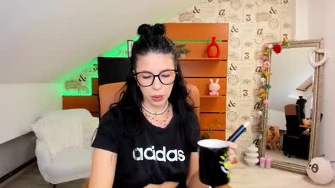 Snapshot of emillytaylor chatting on 10-10-25, 04:22 EmillyTaylor online show from 10-10-25, 04:22