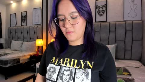 Snapshot of emily_5weet chatting on 12-31-24, 05:55 Emily online show from 12-31-24, 05:55