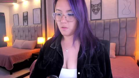 Snapshot of emily_5weet chatting on 01-28-25, 07:11 Emily online show from 01-28-25, 07:11