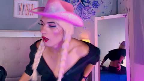 emily_castillo1_ online show from 04-21-26, 05:25