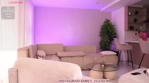 Snapshot of emily_huddson_ chatting on 07-08-26, 08:13 independet model online show from 07-08-26, 08:13