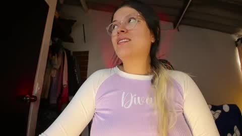 Snapshot of emily_katz chatting on 05-06-26, 03:06 Julieta online show from 05-06-26, 03:06