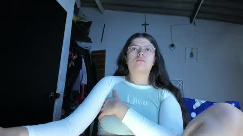 Snapshot of emily_katz chatting on 06-19-26, 01:15 Julieta online show from 06-19-26, 01:15