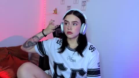 Emily Lindey online show from 02-11-26, 04:17