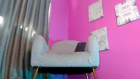 Snapshot of emily_oxx chatting on 06-10-26, 07:13 Emily online show from 06-10-26, 07:13