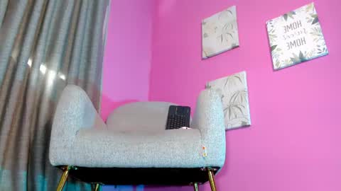 Snapshot of emily_oxx chatting on 06-20-26, 06:22 Emily online show from 06-20-26, 06:22