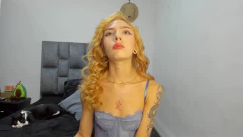 Snapshot of emily_pons chatting on 01-06-26, 06:44 Emi online show from 01-06-26, 06:44