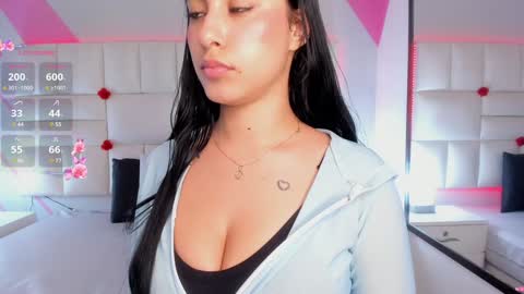 Snapshot of emily_roux chatting on 01-31-25, 04:47 EMILY online show from 01-31-25, 04:47