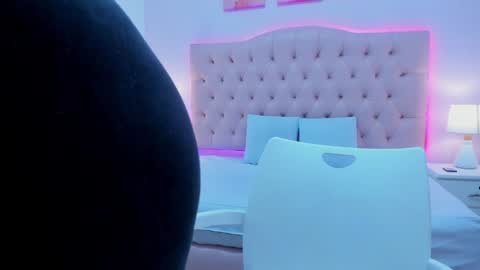 Snapshot of emily_roux chatting on 02-05-25, 02:29 EMILY online show from 02-05-25, 02:29