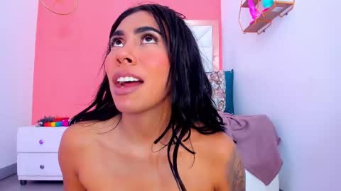 Snapshot of emily_sexy3 chatting on 02-09-25, 02:18 Emily online show from 02-09-25, 02:18