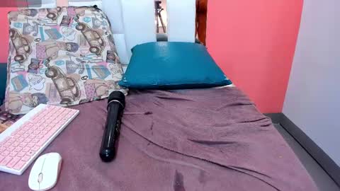 Snapshot of emily_sexy3 chatting on 03-02-25, 02:32 Emily online show from 03-02-25, 02:32