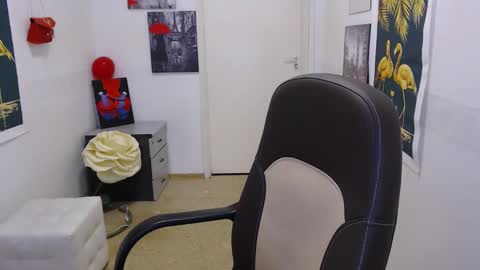 Snapshot of emily_york18 chatting on 02-05-25, 01:11 Emily online show from 02-05-25, 01:11