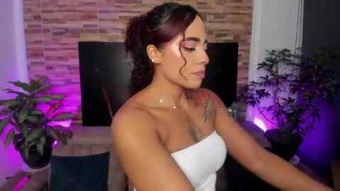 Snapshot of emilyfitness8 chatting on 06-11-26, 02:53 emily online show from 06-11-26, 02:53