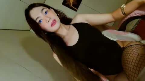 Snapshot of emilyfuckers chatting on 10-10-25, 10:47 ariane online show from 10-10-25, 10:47