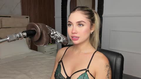 Snapshot of emilyhendrix_ chatting on 01-30-25, 07:26 Emily Hendrix online show from 01-30-25, 07:26