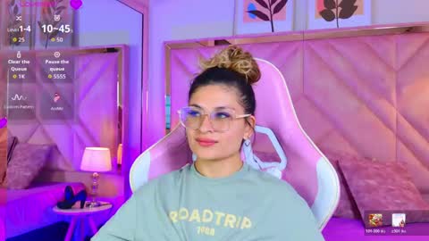 Snapshot of emilyjonesss_ chatting on 05-14-26, 08:59 Emilyjonnes online show from 05-14-26, 08:59