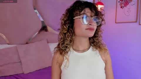 Snapshot of emilyjonesss_ chatting on 05-26-26, 04:19 Emilyjonnes online show from 05-26-26, 04:19