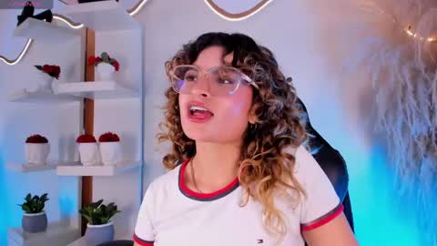 Snapshot of emilyjonesss_ chatting on 05-31-26, 04:09 Emilyjonnes online show from 05-31-26, 04:09