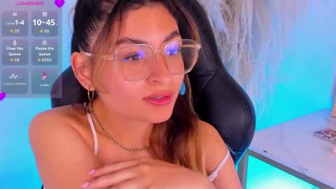 Snapshot of emilyjonesss_ chatting on 06-05-26, 06:52 Emilyjonnes online show from 06-05-26, 06:52