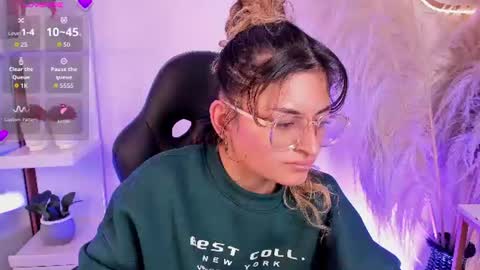 Snapshot of emilyjonesss_ chatting on 06-17-26, 03:53 Emilyjonnes online show from 06-17-26, 03:53