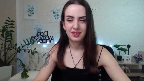 Snapshot of emilylayer chatting on 01-11-25, 11:46 Emyli online show from 01-11-25, 11:46