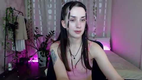 Snapshot of emilylayer chatting on 09-19-25, 05:24 Emyli online show from 09-19-25, 05:24