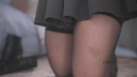 Snapshot of emilys_scott chatting on 05-18-26, 02:01 Emy online show from 05-18-26, 02:01
