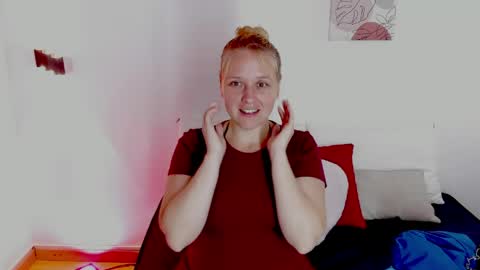 Snapshot of emilysumer chatting on 05-15-26, 10:28 Summer 3 online show from 05-15-26, 10:28